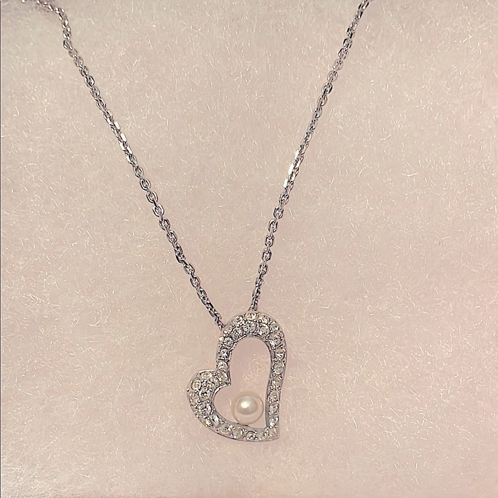 Elegant Silver Heart Swarovski Necklace with Pearl